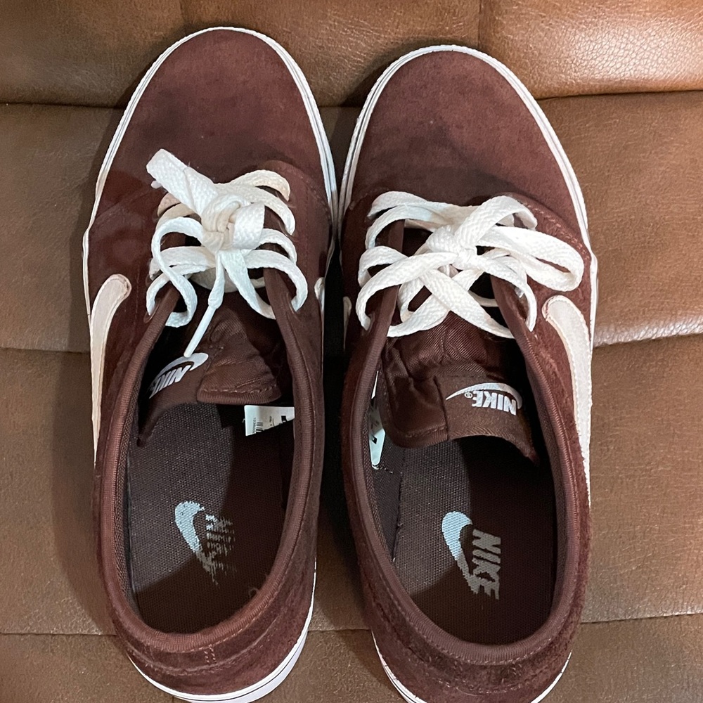 Nike Low Top Skate Men's Maroon and White Sneakers - Picture 7 of 11